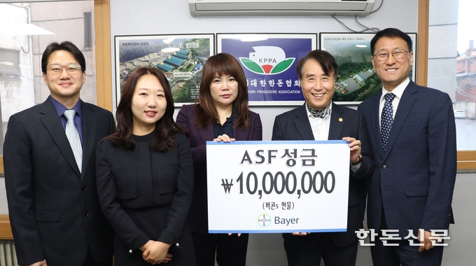 바이엘코리아(주) 동물의약사업부(대표 정현진)에서 지난 12월 17일 대한한돈협회에 방문하여 아프리카돼지열병(ASF) 방역을 위해 현물(소독제, 제품명: 버콘S) 1천만원 상당을 기탁했다. (사진 왼쪽부터 바이엘코리아(주) 동물의약사업부 박종열 양돈사업본부장, 이지영 구서제 담당자, 정현진 대표, 대한한돈협회 하태식 회장, 최성현 상무)