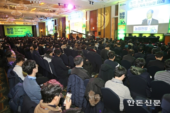 올해 국내 농업생산액은 전년과 비슷한 50조4380억원이 될 것으로 보이며 공익직불제 도입 효과에 힘입어 농가소득은 4500만원에 근접할 것으로 전망했다.