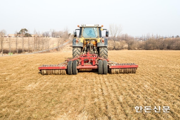 풀사료를 안정적으로 생산하기 위해서는 봄천관리가 매우 중요하다. 봄철에는 웃거름주기, 눌러주기, 배수로 정비 등을 철저히 해야 한다.