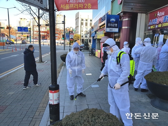 전국 36개 모든 사업장을 휴장한 마사회는 27일까지 전체 사업장과 인근지역에 대한 특별방역을 실시하고 있다. 사진은 한국마사회 안산지사 선부광장로 일대 방역활동 모습.