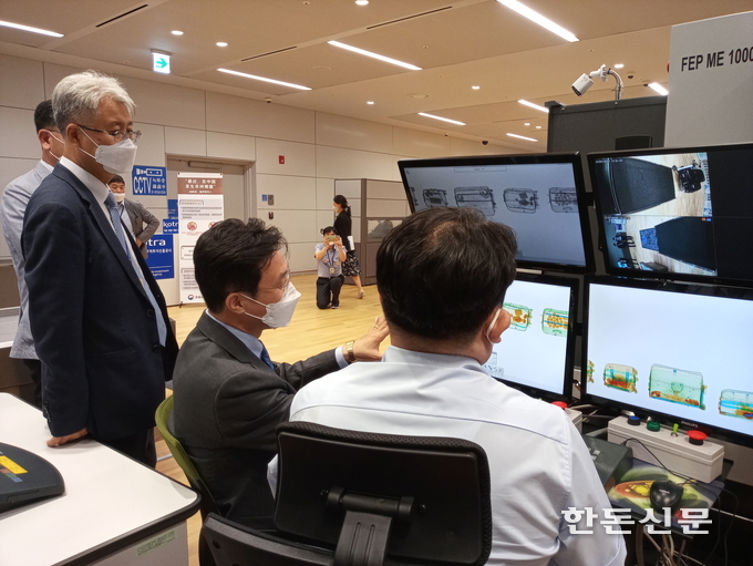 인천공항에 새로 설치된 농축산물 검역 전용 엑스레이 검색대에서 검역을 실시하고 있다.