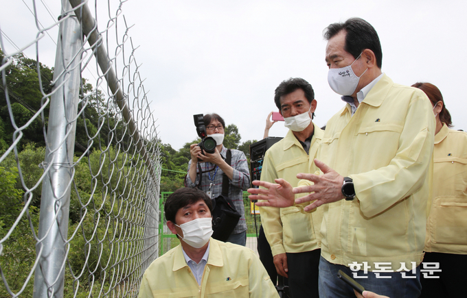 정세균 국무총리가 경기 포천에서 멧돼지 차단 울타리를 점검하고 있다.