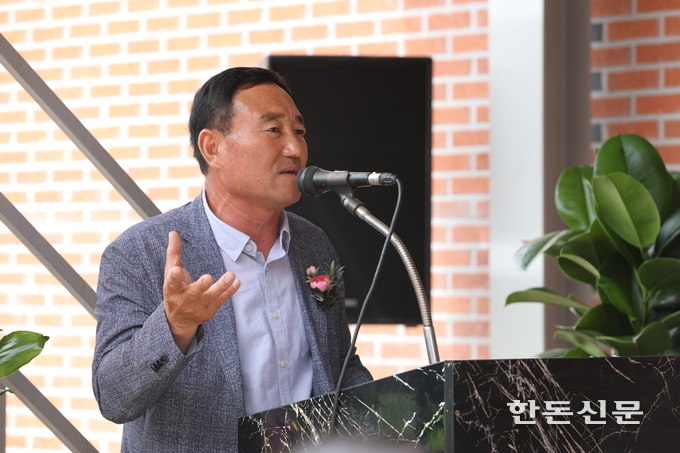 계림축산 윤석환 대표가 기념사를 하고 있다.