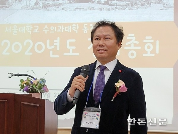 ㈜버박코리아 신창섭 대표가 서울대 ‘자랑스러운 수의대인 상’을 수상했다.
