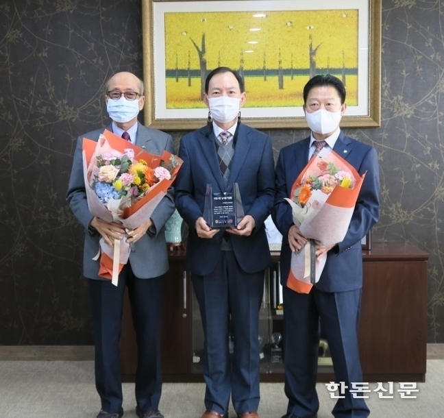 ㈜다비육종이 ‘2020 자랑스런 농식품기업’으로 선정돼 시상식을 가졌다.