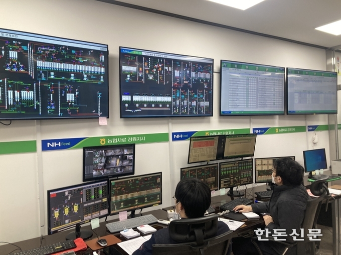 농협사료 강원지사에서 스마트솔루션을 운영하고 있는 모습.