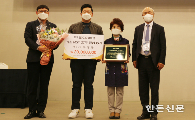 사진 오른쪽부터 도드람양돈농협 박광욱 조합장, 명성농장 우정규·엄상현 대표, 도드람양돈서비스 배호형 대표이사가 기념촬영을 하고 있다.