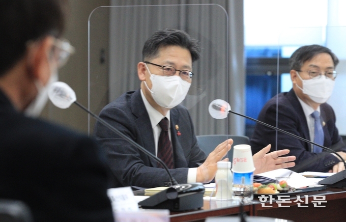 김현수 장관이 국립축산과학원에서 진행된 ‘메탄저감제 개발 및 보급 확대’를 위한 현장 점검 및 간담회를 주재하고 있다.