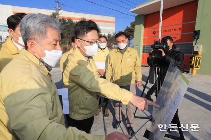 김현수 농식품부 장관이 지난 22일 경기도 이천시 거점소독시설을 찾아 현장을 점검하고 있다.