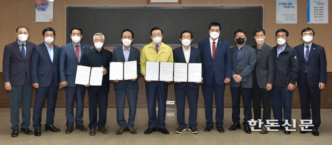 홍성군은 지난 18일 결성면에 가축분뇨 공공처리시설을 설치키로 하고 홍성축협, 결성면 이장협의회와 업무 협약을 체결했다.