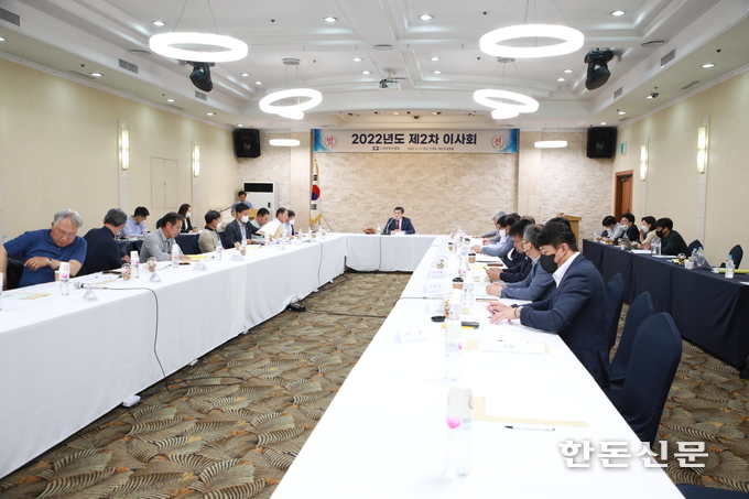 대한한돈협회는 지난 11일 대전 유성호텔 3층 회의실에서 손세희 회장을 비롯한 각도 협의회장 및 이사들이 참석한 가운데 ‘2022년 제2차 이사회’를 개최했다.