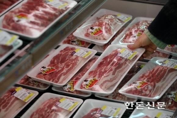 축산물품질평가원에 따르면 지난 20일 기준 국내산 삼겹살 소비자 가격은 1kg당 2만7570원으로 최근 가장 높은 가격이었던 지난달 17일 2만9480원에 비해 6.9% 내렸다.