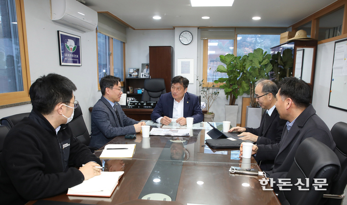 대한한돈협회는 지난 8일 협회에서 카길애그리퓨리나 박용순 대표이사와 면담을 가졌다.