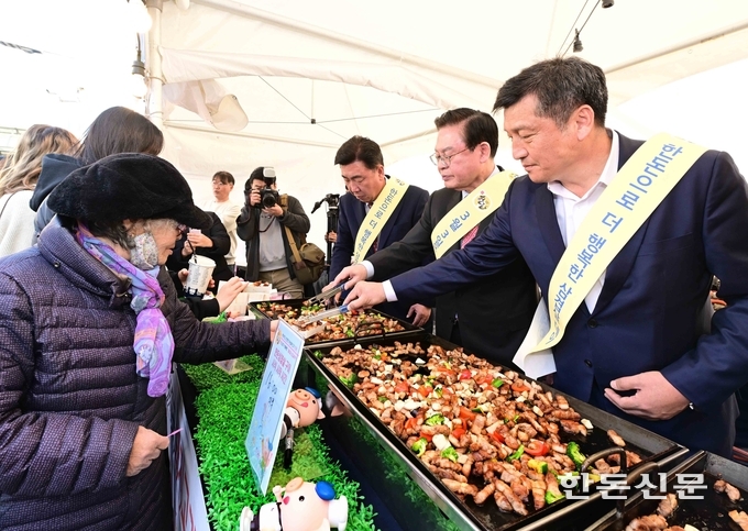 ‘한돈과 함께하는 2023청주삼겹살 축제’가 손세희 한돈자조금관리위원장을 비롯한 많은 시민이 참석한 가운데 성황리에 마쳤다.
