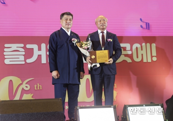한돈대상 시상식에서 박광욱 조합장(오른쪽)과 손세희 한돈협회장 겸 한돈자조금관리위원장이 기념촬영을 하고 있다.
