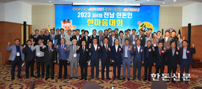 행사에 참석한 관계자들이 기념사진을 찍고 있다.