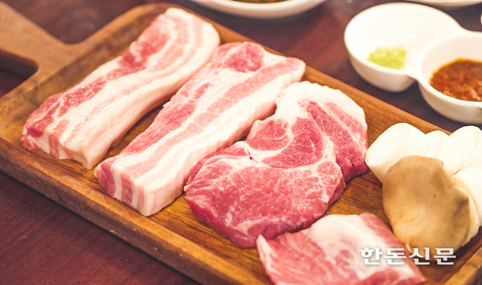 삼겹살 지방에 함유된 불포화지방산은 혈중 콜레스테롤 수치를 낮추고 혈관 속 노폐물을 배출하는 효과가 있다. 