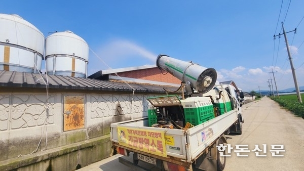 폭염으로부터 피해를 최소화 하기 위해 축사에 물을 살포하고 있다.