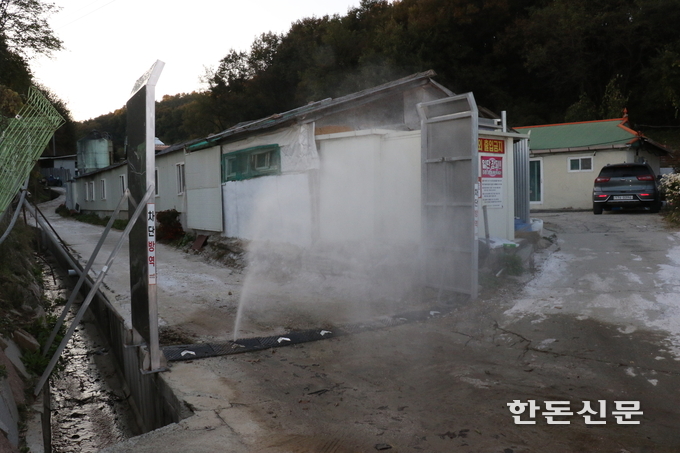 8대 방역시설과 차단방역시스템을 완비한 이경섭씨 농장.