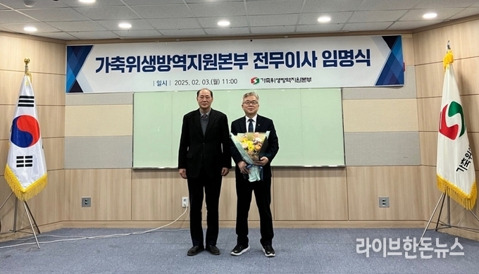 사진 왼쪽부터 위성환 본부장, 김용상 신임 전무이사.