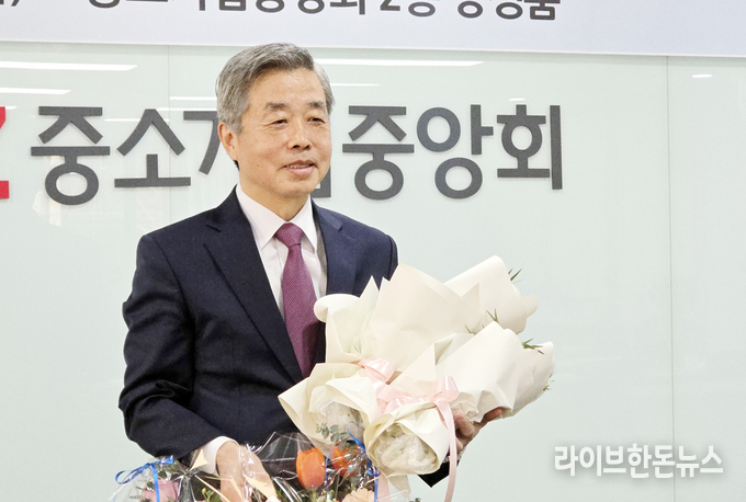 정병곤 한국동물약품협회장이 연임에 성공하며 앞으로 3년간 협회를 더 이끌게 됐다.