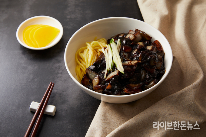 돼지기름으로 만든 라드유는 발연점이 높고 고소한 맛과 깊은 풍미가 특징으로 짜장면, 볶음밥 등에 자주 사용되며 감칠맛을 올려준다.