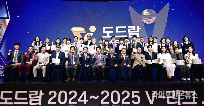 ‘도드람 2024~2025 V-리그 시상식’에 참석한 관계자들이 단체 기념사진을 촬영하고 있다.