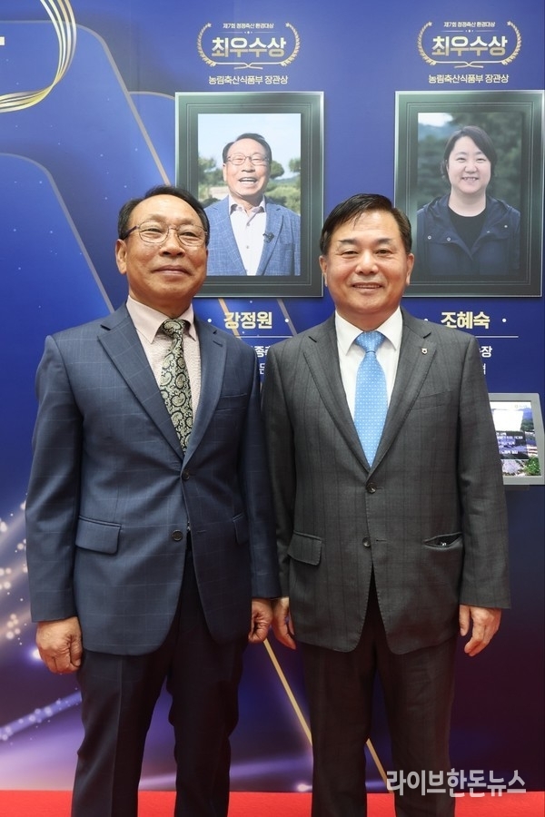 강정원 대표(왼쪽)와 이제만 조합장이 함께 포즈를 취했다.