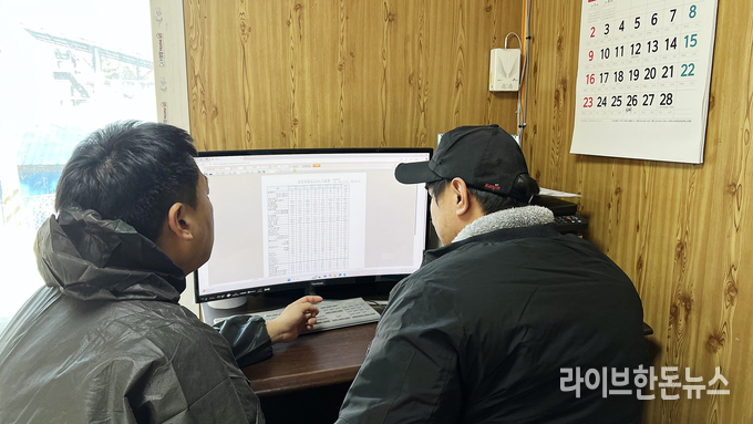 선진 김경근 지역부장(왼쪽)과 태성한돈 안상균 이사가 농장 데이터를 꼼꼼히 확인하고 있다.