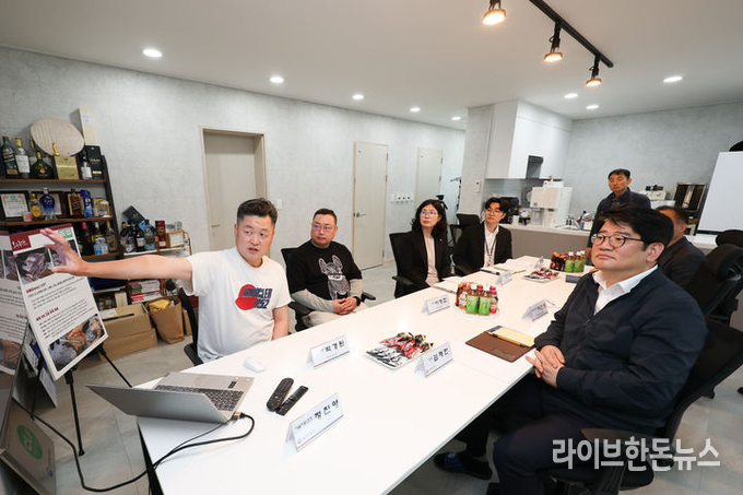 권재한 농촌진흥청장은 충남 예산군에 있는 스마트 양돈 선도 농장을 방문해 “현장 수요를 반영한 품종 개발과 시설 관련 기술을 개발해 농가 생산성을 끌어 올리는 데 힘을 보태겠다”고 밝혔다.