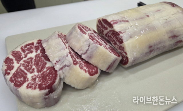 ㈜오렌지카우에 따르면 세계 최초로 진짜 고기와 유사하고 마블링이 풍부한 스테이크 형태의 하이브리드 배양육 개발에 성공했다.