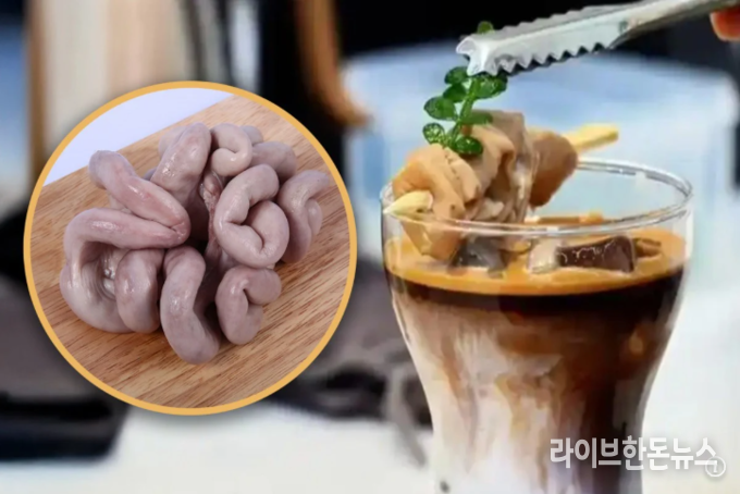중국의 한 카페가 돼지 내장을 커피에 섞어 판매했더니 폭발적 인기를 얻고 있다.
