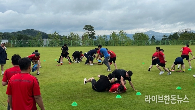 선진 임직원들이 진(進) 페스티벌의 체육 프로그램에 참여하고 있다.
