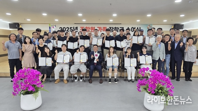 대구경북양돈농협은 지난 5일 본점 대회의실에서 이상용 조합장을 비롯해 임직원, 조합원, 장학생 등 50여명이 참석한 가운데 ‘조합원 가족 장학금 수여식’을 가졌다.