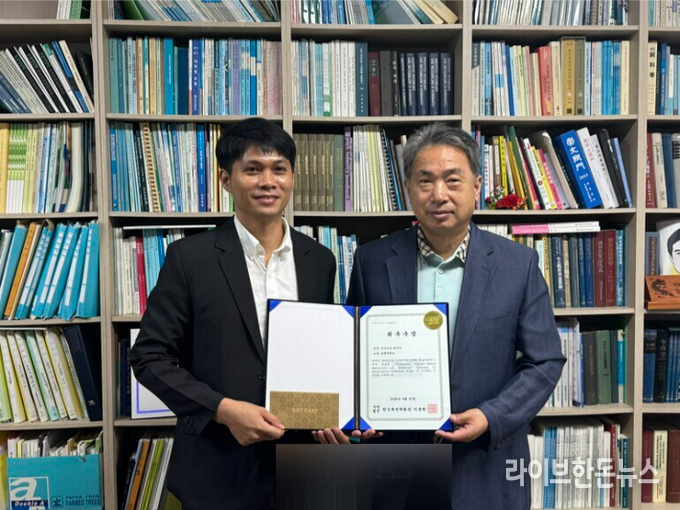 순천대학교 동물자원과학과 양철주 교수 연구팀이 최근 대구 EXCO에서 개최된 ‘2025 한국축산학회 종합심포지엄 및 학술발표회’에서 학술 구두발표 부문 최우수상을 수상했다.