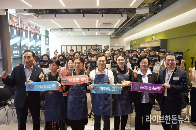 김 지사는 최근 용인의 한 한우 직판장에서 열린 ‘그릴톡 현장 소통 토론회’에 방문해 참가자들을 격려했다.
