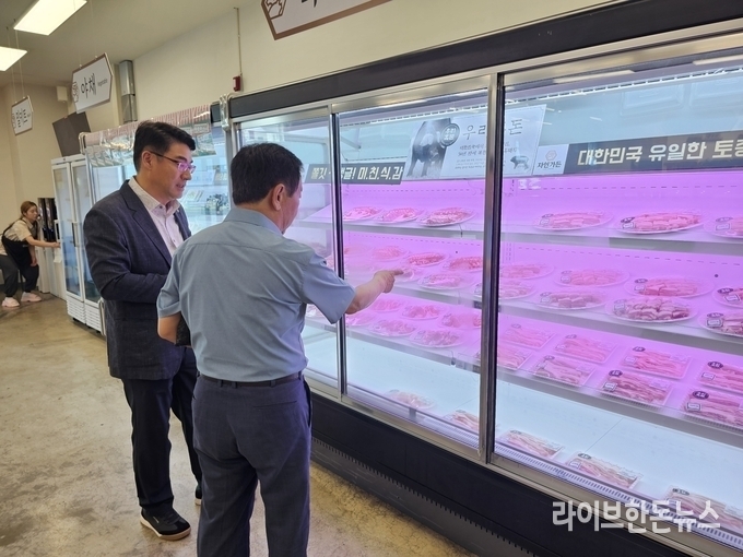 국립축산과학원 축산자원개발부 김진형 부장은 지난 4일 경북 경산시에 있는 ‘우리흑돈’ 식육 전문 매장과 민간 종돈장 덕유농장을 차례로 방문해 현장 의견을 들었다.