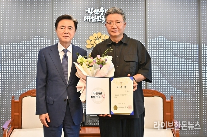충남도는 지난 2일 농업회사법인 ㈜피그랜드와 ㈜이에프를 이끄는 우성호 대표이사를 제6대 해외통상자문관으로 위촉했다.