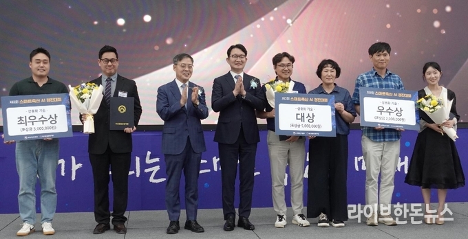 농식품부는 17일 ‘제3회 스마트축산 AI 경진대회’를 열고 축산업 경영비 절감, 생산성 향상, 악취·탄소저감 등 현장 문제 해결에 기여한 우수기술 발굴 및 시상을 진행했다.