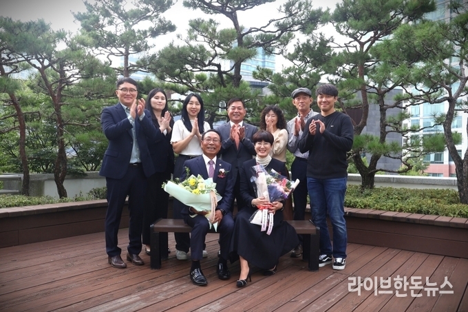 강정원 조합원이 ‘이달의 새농민상’을 수상한 후 조합임직원 및 가족들과 함께 기념촬영을 하고 있다.